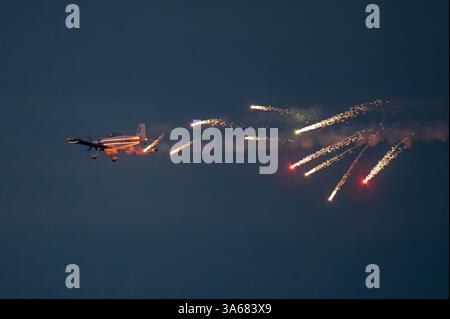 I Firebirds si esibiscono in formazione ravvicinata durante la Night Air al 15th Bournemouth Airshow nel 2023, Bournemouth, Dorset, Inghilterra, Regno Unito Foto Stock