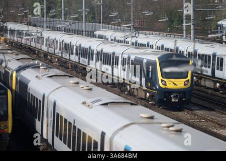 Londra, Regno Unito. 25 marzo 2025. La South Western Railway sarà la prima società ad essere riportata in proprietà pubblica dal governo laburista nel maggio 2025 attraverso il Passenger Railway Services (Public Ownership) Act 2024. A sud-ovest partono numerosi pendolari locali e treni a lunga percorrenza dalla stazione di Waterloo a Londra. Immagine: South West Class 701 Arterio nei binari di stoccaggio a Clapham Junction. Crediti: Malcolm Park/Alamy Live News Foto Stock
