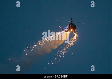 Brendan o'Brien si esibisce in otto the Helicopter durante la Night Air al 15th Bournemouth Airshow nel 2023, Bournemouth, Dorset, Inghilterra, Regno Unito Foto Stock