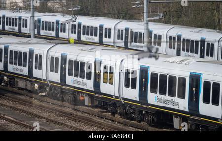 Londra, Regno Unito. 25 marzo 2025. La South Western Railway sarà la prima società ad essere riportata in proprietà pubblica dal governo laburista nel maggio 2025 attraverso il Passenger Railway Services (Public Ownership) Act 2024. A sud-ovest partono numerosi pendolari locali e treni a lunga percorrenza dalla stazione di Waterloo a Londra. Immagine: South West Class 701 Arterio nei binari di stoccaggio a Clapham Junction. Crediti: Malcolm Park/Alamy Live News Foto Stock