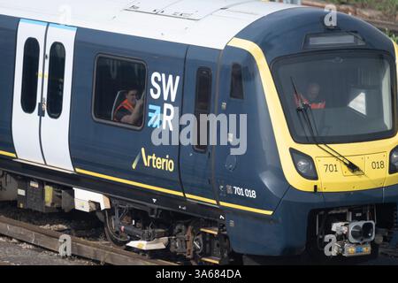 Londra, Regno Unito. 25 marzo 2025. La South Western Railway sarà la prima società ad essere riportata in proprietà pubblica dal governo laburista nel maggio 2025 attraverso il Passenger Railway Services (Public Ownership) Act 2024. A sud-ovest partono numerosi pendolari locali e treni a lunga percorrenza dalla stazione di Waterloo a Londra. Immagine: South West Class 701 Arterio nei binari di stoccaggio a Clapham Junction. Crediti: Malcolm Park/Alamy Live News Foto Stock