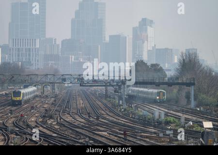 Londra, Regno Unito. 25 marzo 2025. La South Western Railway sarà la prima compagnia operatrice di treni ad essere riportata di proprietà pubblica dal governo laburista nel maggio 2025. South West offre numerosi servizi di pendolari locali e treni a lunga percorrenza dalla stazione di Waterloo a Londra. Immagine: South West Class 701 Express (a sinistra) a Clapham Junction. Crediti: Malcolm Park/Alamy Live News Foto Stock