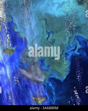 15 settembre 2014 - Phytoplankton Bloom (vortici verdi e blu) vicino alle isole Pribilof al largo della costa dell'Alaska, nel Mare di Bering. I dati oceanici della NASA mostrano la "danza climatica" della fioritura di plancton Phytoplankton (vortici verdi e blu) vicino alle isole Pribilof al largo della costa dell'Alaska, nel Mare di Bering. Le acque turchesi sono probabilmente colorate da un tipo di fitoplancton chiamato coccolitophores. Questa immagine del 22 settembre 2014 è stata creata con i dati Landsat 8. I verdi e i blu del colore dell'oceano dai dati satellitari della NASA hanno fornito nuove informazioni su come il clima e i processi dell'ecosistema influenzano la crescita Foto Stock