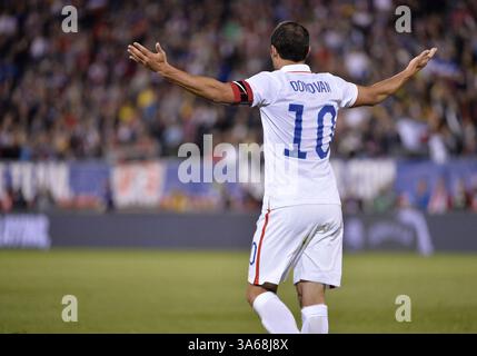 10 ottobre 2014 - East Hartford, Stati Uniti d'America - venerdì 10 ottobre 2014 - East Hartford, Stati Uniti d'America: Il centrocampista della nazionale maschile degli Stati Uniti LANDON DONOVAN (10) reagisce a una chiamata durante il primo tempo della partita amichevole tra Ecuador e USA al Rentschler Field di East Hartford, CT. Ecuador e Stati Uniti hanno giocato a un pareggio per 1-1. Bill Shettle/Zumawire (immagine di credito: © Bill Shettle/ZUMA Wire) Foto Stock