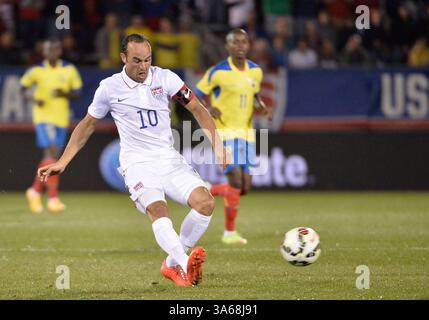 10 ottobre 2014 - East Hartford, Stati Uniti d'America - venerdì 10 ottobre 2014 - East Hartford, Stati Uniti d'America: Il centrocampista della nazionale maschile degli Stati Uniti LANDON DONOVAN (10) tira un tiro in porta durante il primo tempo della partita amichevole di calcio tra Ecuador e USA al Rentschler Field di East Hartford, CT. Ecuador e Stati Uniti hanno giocato a un pareggio per 1-1. Bill Shettle/Zumawire (immagine di credito: © Bill Shettle/ZUMA Wire) Foto Stock