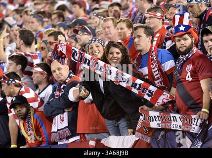 10 ottobre 2014 - East Hartford, Stati Uniti d'America - venerdì 10 ottobre 2014 - East Hartford, Stati Uniti: I tifosi degli USA American Outlaws tifo per la loro squadra durante il secondo tempo della partita amichevole tra Ecuador e USA al Rentschler Field di East Hartford, CT. Ecuador e Stati Uniti hanno giocato a un pareggio per 1-1. Bill Shettle/Zumawire (immagine di credito: © Bill Shettle/ZUMA Wire) Foto Stock