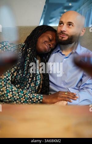 Coppia che si diverte insieme al Cafe' Foto Stock