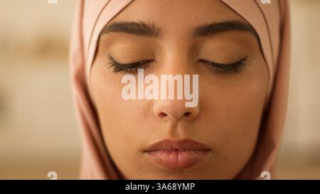 Primo piano faccia triste turbata stressata donna araba musulmana indiana ragazza islamica donna religione femminile in hijab deluso frustrato dolore pensando pensivo Foto Stock