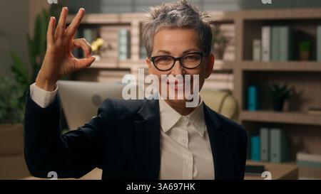 Ritratto in ufficio sorridente felice donna caucasica anni '60 donna d'affari anni '50 donna d'affari in pensione manager maturo datore di lavoro anziano vecchio Foto Stock