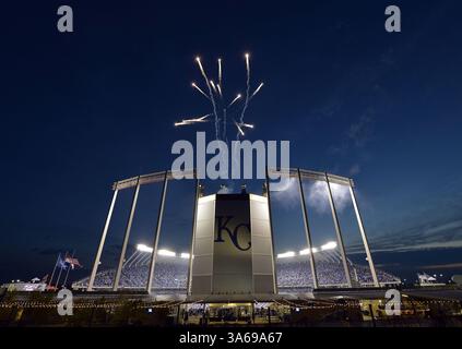 22 ottobre 2014 - Kansas City, MO, USA - i fuochi d'artificio aprono lo spettacolo mentre i Kansas City Royals danno il benvenuto ai San Francisco Giants per la gara 2 delle World Series al Kauffman Stadium di Kansas City, Mo., mercoledì 22 ottobre 2014. (Immagine di credito: © Keith Myers/TNS/ZUMA Wire) Foto Stock