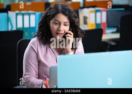 Donna con bocca aperta occupata con il dipendente Foto Stock