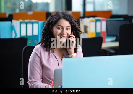 Corporate Lady in Office è in conferenza Foto Stock