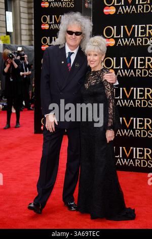 Brian May e Anita Dobson arrivano agli Olivier Awards 2015 il 12 aprile 2015 alla Royal Opera House di Londra Foto Stock