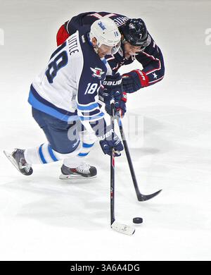 25 novembre 2014 - Columbus, OH, USA - Bryan Little dei Winnipeg Jets (18) e Jack Johnson dei Columbus Blue Jackets combattono per il puck nel secondo periodo alla Nationwide Arena di Columbus, Ohio, martedì 25 novembre 2014. (Immagine di credito: © Chris Russell/TNS/ZUMA Wire) Foto Stock