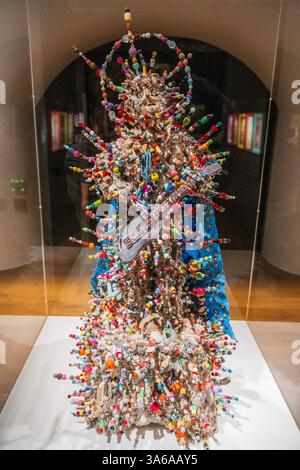Londra, Regno Unito. 25 marzo 2025. Uomo di storie - Grayson Perry: Deliri di grandezza alla Wallace Collection. Una grande mostra con oltre 40 nuove opere di Sir Grayson Perry, che si svolge dal 28 marzo al 26 ottobre 2025. Include ceramiche, arazzi, mobili e collage, esposti accanto ad alcuni dei capolavori della Wallace Collection che hanno contribuito a ispirare e plasmare la visione di Perry per questa mostra, che si apre in occasione del 65° compleanno dell'artista. Crediti: Guy Bell/Alamy Live News Foto Stock