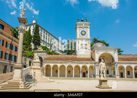 C16th Loggia di San Giovanni in Piazza della Liberta, Udine, Italia. Con torre dell'orologio, statua della giustizia su una colonna, statua della pace seduta, statua di Ercole Foto Stock