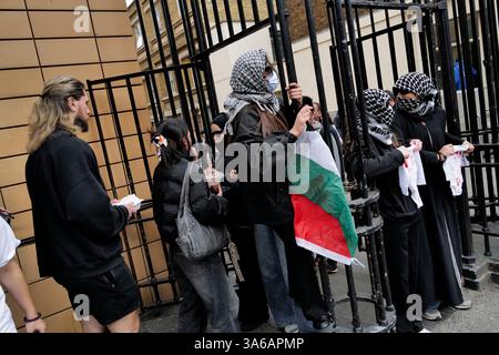Londra, Regno Unito. 25 marzo 2025. Attivisti pro-palestinesi bloccano l'ingresso all'University College London (UCL) in una protesta contro i presunti legami dell'istituzione con le aziende che forniscono armi a Israele. I manifestanti impediscono l'accesso agli edifici, esigono trasparenza e dismissione da parte di imprese legate all'industria militare. L'azione fa parte di movimenti più ampi guidati dagli studenti che chiedono alle università di interrompere i collegamenti finanziari con i produttori di armi. Crediti: Joao Daniel Pereira/Alamy Live News Foto Stock