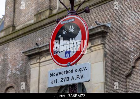 . Segno proibito di marijuana. Zona vietata per fumare cannabis nelle strade di Amsterdam nel quartiere a luci rosse. Foto Stock