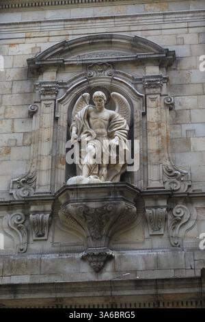 BARCELLONA, SPAGNA - 17 MAGGIO 2017: Statua dell'Arcangelo Michele sulla facciata della Chiesa di San Michele nel quartiere Barceloneta. Foto Stock