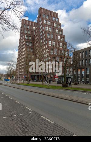 Amsterdam, Paesi Bassi. 23 marzo 2024. De Piramides. Due appartamenti a forma di piramide ad Amsterdam Ovest progettati dall'architetto Sjoerd Soeters Foto Stock