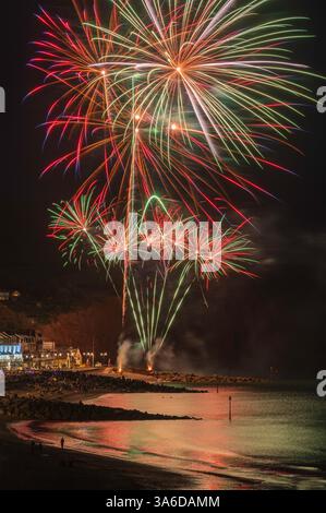 Fuochi d'artificio sul lungomare durante la regata di Sidmouth nell'agosto 2023. Sidmouth Town Beach, Sidmouth, Devon, Inghilterra, Regno Unito. Foto Stock