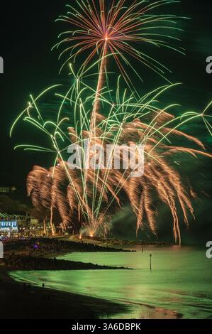 Fuochi d'artificio sul lungomare durante la regata di Sidmouth nell'agosto 2023. Sidmouth Town Beach, Sidmouth, Devon, Inghilterra, Regno Unito. Foto Stock