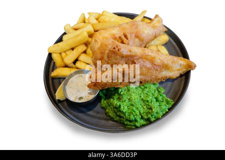 Shot di pesce, patatine e piselli moscati tagliati su sfondo bianco Foto Stock