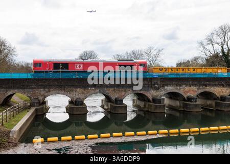 Windsor, Regno Unito. 22 marzo 2025. Gli ingegneri ferroviari del viadotto Victorian Black Potts Railway eseguono lavori di ristrutturazione dei binari che prevedono la rimozione di vecchie rotaie e traverse e l'installazione di oltre 700 metri di nuova pista sul vicino ponte ferroviario Black Potts, risalente a 174 anni fa. I servizi della South Western Railway (SWR) non saranno disponibili tra Windsor e Staines durante i lavori che dovrebbero durare per una settimana. Crediti: Mark Kerrison/Alamy Live News Foto Stock