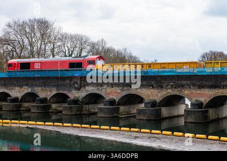 Windsor, Regno Unito. 22 marzo 2025. Gli ingegneri ferroviari del viadotto Victorian Black Potts Railway eseguono lavori di ristrutturazione dei binari che prevedono la rimozione di vecchie rotaie e traverse e l'installazione di oltre 700 metri di nuova pista sul vicino ponte ferroviario Black Potts, risalente a 174 anni fa. I servizi della South Western Railway (SWR) non saranno disponibili tra Windsor e Staines durante i lavori che dovrebbero durare per una settimana. Crediti: Mark Kerrison/Alamy Live News Foto Stock