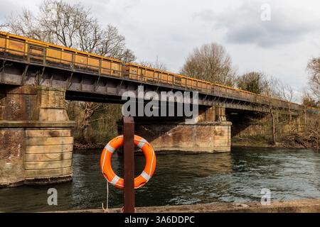 Windsor, Regno Unito. 22 marzo 2025. Gli ingegneri ferroviari effettuano lavori di ristrutturazione dei binari che comportano la rimozione di vecchie rotaie e traverse e l'installazione di oltre 700 m di nuova pista sul ponte ferroviario Black Potts, vecchio di 174 anni. I servizi della South Western Railway (SWR) non saranno disponibili tra Windsor e Staines durante i lavori che dovrebbero durare per una settimana. Crediti: Mark Kerrison/Alamy Live News Foto Stock