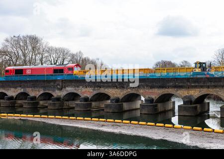 Windsor, Regno Unito. 22 marzo 2025. Gli ingegneri ferroviari del viadotto Victorian Black Potts Railway eseguono lavori di ristrutturazione dei binari che prevedono la rimozione di vecchie rotaie e traverse e l'installazione di oltre 700 metri di nuova pista sul vicino ponte ferroviario Black Potts, risalente a 174 anni fa. I servizi della South Western Railway (SWR) non saranno disponibili tra Windsor e Staines durante i lavori che dovrebbero durare per una settimana. Crediti: Mark Kerrison/Alamy Live News Foto Stock