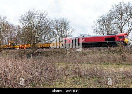 Windsor, Regno Unito. 22 marzo 2025. Gli ingegneri ferroviari effettuano lavori di ristrutturazione dei binari che comportano la rimozione di vecchie rotaie e traverse e l'installazione di oltre 700 metri di nuova pista sul vicino ponte ferroviario Black Potts, risalente a 174 anni fa. I servizi della South Western Railway (SWR) non saranno disponibili tra Windsor e Staines durante i lavori che dovrebbero durare per una settimana. Crediti: Mark Kerrison/Alamy Live News Foto Stock