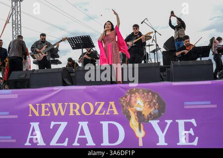 L'artista curda Rojda intrattiene migliaia di persone. Decine di migliaia di persone si sono riunite nel distretto di Cizre per celebrare Newroz nota anche come Noruz o Nevruz che segna il nuovo anno secondo il calendario persiano. Milioni di persone in tutto il Medio Oriente, l'Asia e l'Europa orientale stanno celebrando il festival Newroz, che significa l'arrivo della primavera. Nel 1992, decine di persone sono state uccise durante le celebrazioni di Newroz. Foto Stock