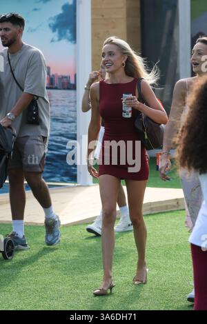 MIAMI GARDENS, FLORIDA - 24 MARZO: Morgan Riddle, fidanzata di Taylor Fritz, il 9° giorno del Miami Open all'Hard Rock Stadium, il 24 marzo 2025 a Miami Gardens, Florida. . Credito: hoo-me.com/MediaPunch Foto Stock