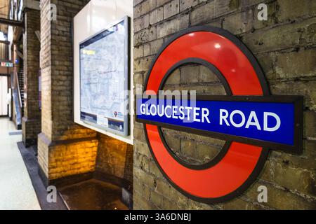 Gloucester Road. Simbolo della metropolitana rossa di Londra. Londra, Regno Unito, 28 ottobre 2023 Foto Stock