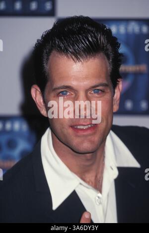 Il cantante CHRIS ISAAK ai Blockbuster Awards 1997 tenuti al Pantages Theatre. Foto Stock