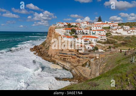 Azenhas do Mar, Sintra, Lisbona, Portogallo: 14 marzo 2025: Splendida prospettiva del villaggio Azenhas do Mar con case bianche e piscina naturale Foto Stock