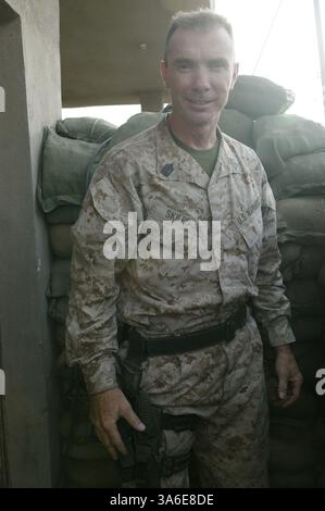 3 maggio 2004; Camp Fallujah, Iraq; 1st Sgt. WILLIAM S. SKILES, primo sergente della compagnia e, 2nd Battalion, 1st Marine Regiment lodò i suoi Marines per il loro spirito combattivo, nonostante le loro ferite. Skiles è un 43enne di San Juan Capistrano, California, attualmente in Iraq a sostegno dell'operazione Iraqi Freedom. Foto Stock