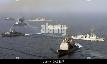 6 maggio 2004; Golfo dell'Oman; navi assegnate alla Combined Task Force One Five Zero (CTF-150), si riuniscono in formazione per un esercizio fotografico. La multinazionale Combined Task Force One Five Zero (CTF-150) è stata istituita per monitorare, ispezionare, imbarcare e fermare le navi sospette per perseguire la guerra al terrorismo e include le operazioni attualmente in corso nel Mare dell'Arabia del Nord per sostenere l'operazione Iraqi Freedom. I paesi che contribuiscono alla CTF-150 includono attualmente Australia, Canada, Francia, Germania, Italia, Pakistan, nuova Zelanda, Spagna, Regno Unito e Stati Uniti. Foto Stock