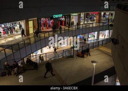 Varsavia, Polonia. 27 gennaio 2025 - area commerciale multilivello all'interno del centro commerciale Zlote Tarasy. Foto Stock