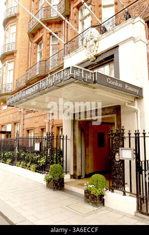 10 giugno 2004 - Londra, Gran Bretagna - 000870.. RISTORANTE 'GORDON RAMSAY''.. - CLARIDGES, BROOK STREET, MAYFAIR, LONDRA. 6/10/2004. RICHARD CHAMBURY/ LINKUK/ 2004.K37936(immagine di credito: © Globe Photos/ZUMAPRESS.com) Foto Stock