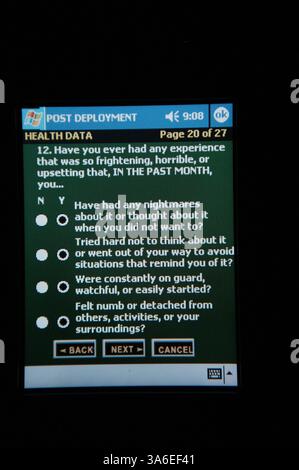 3 settembre 2004; Camp Taqaddum, Iraq; Camp Taqaddum, i Marines di ritorno completano un questionario il 3 settembre 2004, volto a identificare possibili problemi di salute mentale e fisica che potrebbero essersi sviluppati durante il loro dispiegamento in Iraq. Alcune domande aiutano a identificare le persone che potrebbero voler parlare con uno dei medici. Circa l'1% delle truppe mostra segni di stress da combattimento durante un Foto Stock