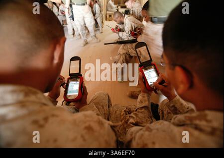 3 settembre 2004; Camp Taqaddum, Iraq; Camp Taqaddum, i Marines di ritorno completano un questionario il 3 settembre 2004, volto a identificare possibili problemi di salute mentale e fisica che potrebbero essersi sviluppati durante il loro dispiegamento in Iraq. Circa l'1% delle truppe mostra segni di stress da combattimento durante un Foto Stock