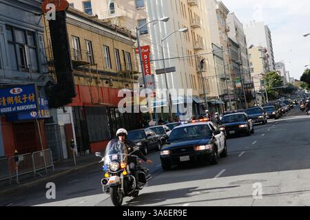 8 novembre 2005; San Francisco, CA, Stati Uniti; l'ultimo giorno del loro tour nell'area della Baia di San Francisco, il Principe Carlo di Galles e la Duchessa Camilla di Cornovaglia visiteranno l'Empress Hotel nel quartiere Tenderloin di San Francisco. Parte del progetto Housing First del sindaco Gavin Newsom, l'Empress Hotel ospita 90 ex senzatetto che soffrono di varie afflizioni come problemi di salute mentale, alcolismo e abuso di droga. La coppia reale ha visitato l'hotel con Newsom. Credito obbligatorio: Foto di Mike Fox/ZUMA Press. (©) Copyright 2005 di Mike Fox Foto Stock