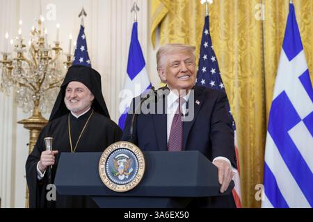 Washington, Stati Uniti. 24 marzo 2025. U. Il presidente Donald Trump, a destra, fa le sue osservazioni mentre l'arcivescovo greco-ortodosso Elpidophoros, a sinistra, guarda durante le celebrazioni del giorno dell'indipendenza greca nella sala orientale della Casa Bianca, 24 marzo 2025, a Washington, DC Credit: Daniel Torok/White House Photo/Alamy Live News Foto Stock