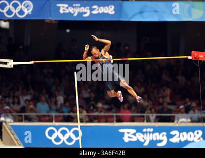 21 agosto 2008 - Bryan Clay degli Stati Uniti sgombra 5,0 metri nella porzione a volta del decathlon venerdì 22 agosto 2008, ai Giochi della XXIX Olimpiade di Pechino, Cina. (Joe Rimkus Jr./Miami Herald/MCT) (immagine di credito: © Joe Rimkus/MCT/ZUMAPRESS.com) Foto Stock