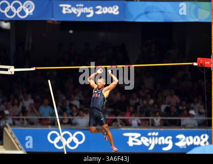 21 agosto 2008 - Bryan Clay degli Stati Uniti sgombra 4,90 metri nella porzione a volta del decathlon venerdì 22 agosto 2008, ai Giochi della XXIX Olimpiade di Pechino, Cina. (Joe Rimkus Jr./Miami Herald/MCT) (immagine di credito: © Joe Rimkus/MCT/ZUMAPRESS.com) Foto Stock