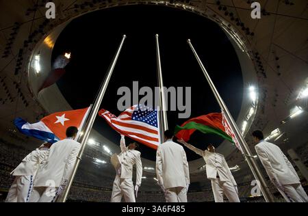 22 agosto 2008 - la bandiera americana viene issata al centro per Bryan Clay degli Stati Uniti che oro nel decathlon venerdì 22 agosto 2008 ai Giochi della XXIX Olimpiade di Pechino, Cina. (Paul Kitagaki Jr./Sacramento Bee/MCT) (immagine di credito: © Paul Kitagaki Jr/MCT/ZUMAPRESS.com) Foto Stock