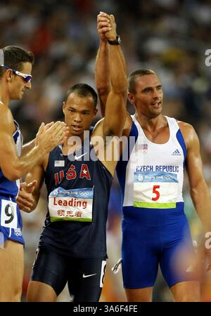 23 agosto 2008 - Bryan Clay degli Stati Uniti si congratula con Roman Sebrele della Repubblica Ceca dopo aver vinto l'oro nel decathlon di venerdì 22 agosto 2008 ai Giochi della XXIX Olimpiade di Pechino, Cina. (Erich Schlegel/Dallas Morning News/MCT) (immagine di credito: © Erich Schlegel/MCT/ZUMAPRESS.com) Foto Stock