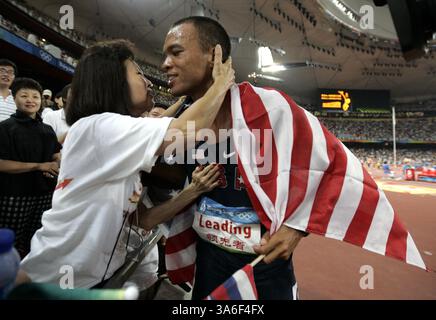 23 agosto 2008 - Bryan Clay degli Stati Uniti si congratula con la famiglia dopo aver vinto l'oro nel decathlon di venerdì 22 agosto 2008 ai Giochi della XXIX Olimpiade di Pechino, Cina. (Erich Schlegel/Dallas Morning News/MCT) (immagine di credito: © Erich Schlegel/MCT/ZUMAPRESS.com) Foto Stock